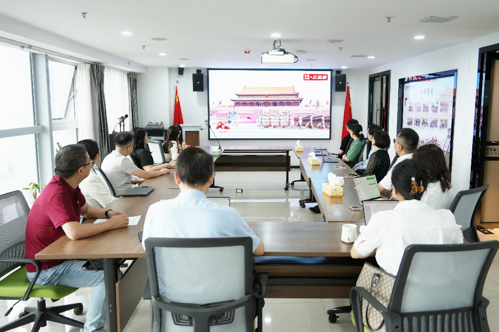 國浩律師(貴陽)事務所在所黨員、青年律師代表集中觀看盛大閱兵儀式.png 國浩律師(貴陽)事務所在所黨員、青年律師代表集中觀看盛大閱兵儀式.png