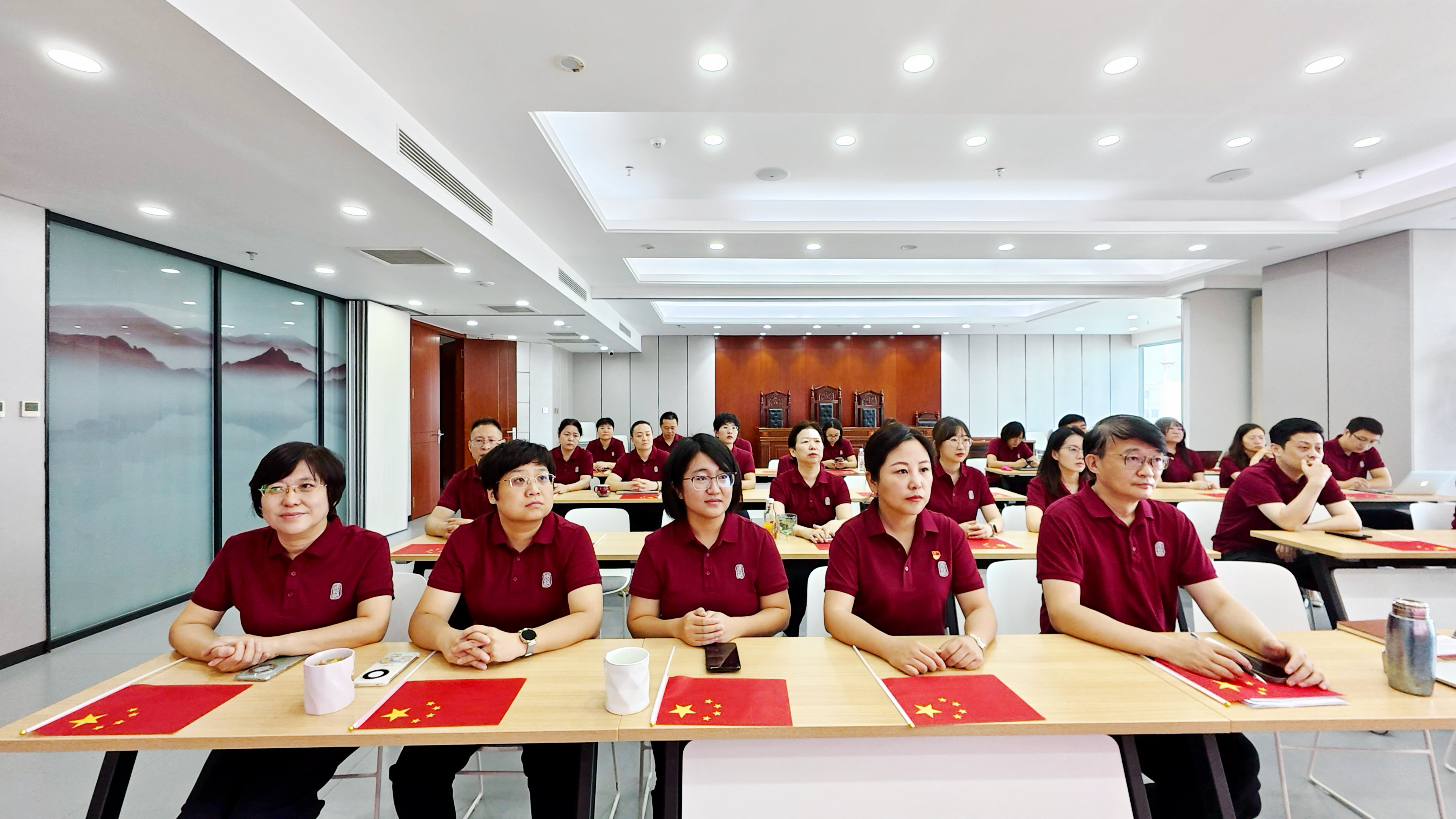 律師們認真觀禮.jpg 律師們認真觀禮.jpg