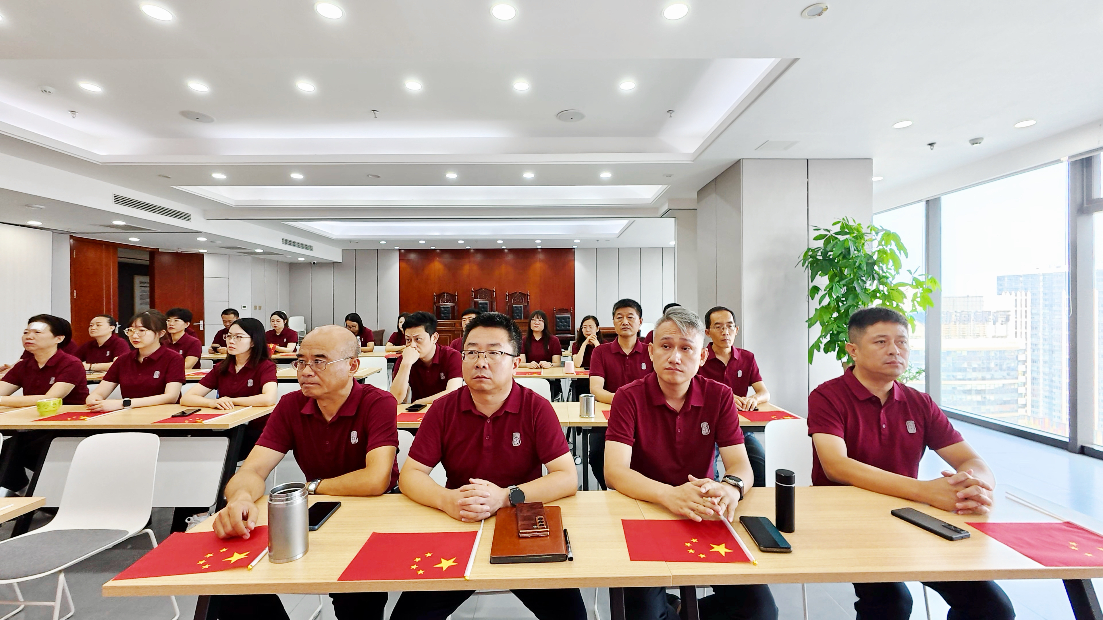 專心觀禮.jpg 專心觀禮.jpg