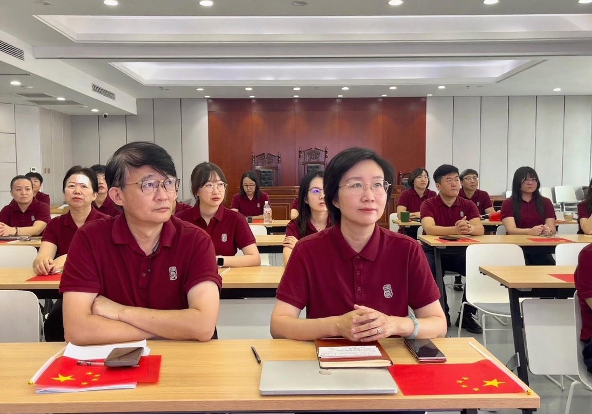 認真觀禮.jpg 認真觀禮.jpg