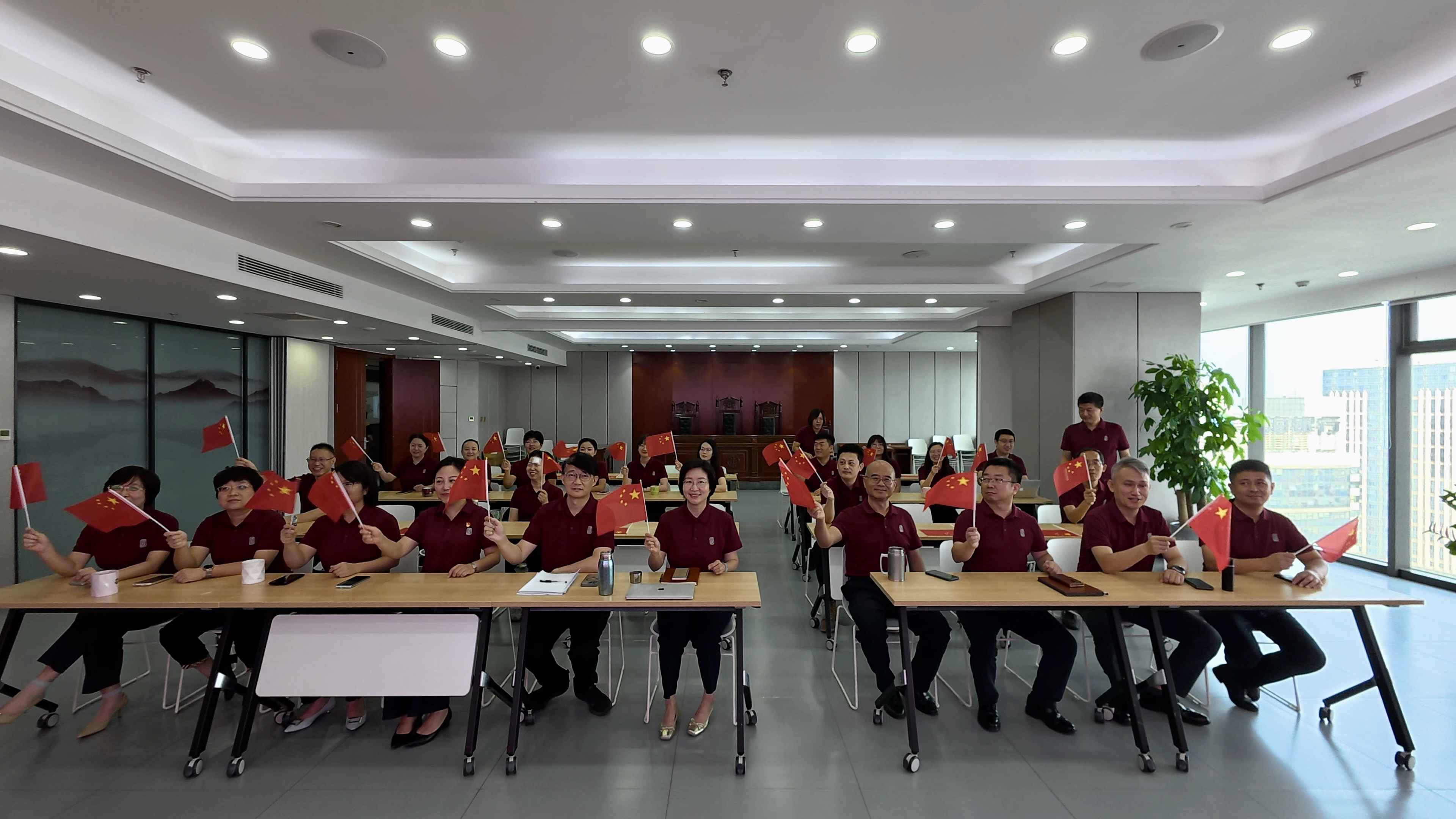 律師手持紅旗.jpg 律師手持紅旗.jpg